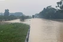 Cao tốc Thái Nguyên - Hà Nội ngập sâu, phương tiện di chuyển hướng nào?