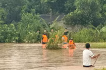 Công an Bắc Ninh giải cứu người dân khỏi nước lũ