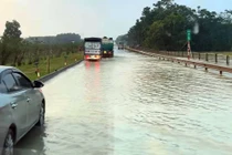 Nước trên cao tốc Hà Nội - Thái Nguyên rút dần, giao thông bình thường