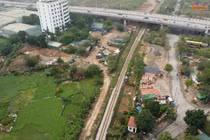 Bãi đổ thải, VLXD trái phép sát đường ray tàu hỏa ở Xuân Phương