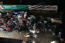 Người dân Hà Nội khổ chờ sửa xe sau giờ tan tầm