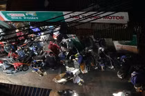 Người dân Hà Nội khổ chờ sửa xe sau giờ tan tầm