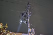 'Đạo chích' bị thương nặng khi trèo trộm cáp điện