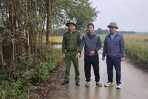 Bắt đối tượng giật túi xách cô gái đi xe máy một mình 