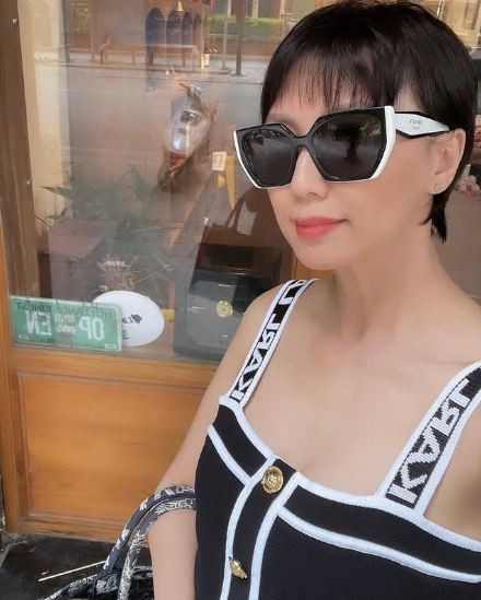 Được biết, mẹ Doãn Hải My vốn là người kín tiếng, hiếm khi xuất hiện trước truyền thông. Tuy nhiên, mỗi lần xuất hiện cùng con gái hay tại những sự kiện quan trọng của gia đình, bà luôn thu hút sự chú ý nhờ khí chất nhẹ nhàng, nền nã. 9.jpg