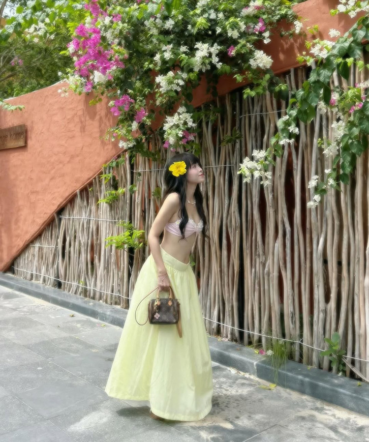 Mùa hè năm nay, Thúy Kiều liên tục đăng tải những khoảnh khắc check-in trong các chuyến du lịch biển của mình. Mỗi bộ hình đều nhận về lượng tương tác lớn từ netizen. thuy-kieu-cham-bi-8.jpg