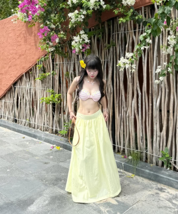 Mùa đi biển năm nay, Thúy Kiều khi thì lựa chọn những thiết kế bikini, khoe trọn đường cong, lúc lại kết hợp với các thiết kế chân váy dài, chuẩn phong cách nàng thơ mùa hè. thuy-kieu-cham-bi-9.jpg