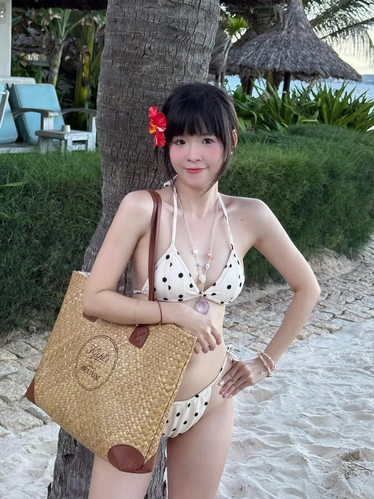 Mới đây, hot girl Thúy Kiều – gương mặt quen thuộc của nhóm hài đình đám FAPtv – đã khiến cộng đồng mạng "đứng ngồi không yên" khi chia sẻ loạt ảnh đi biển đầy gợi cảm và cuốn hút. Với bộ bikini chấm bi cá tính cùng vóc dáng săn chắc, Thúy Kiều đã nhận về "bão" lời khen và nhanh chóng làm "nóng" không khí mùa hè. thuy-kieu-cham-bi-1.jpg