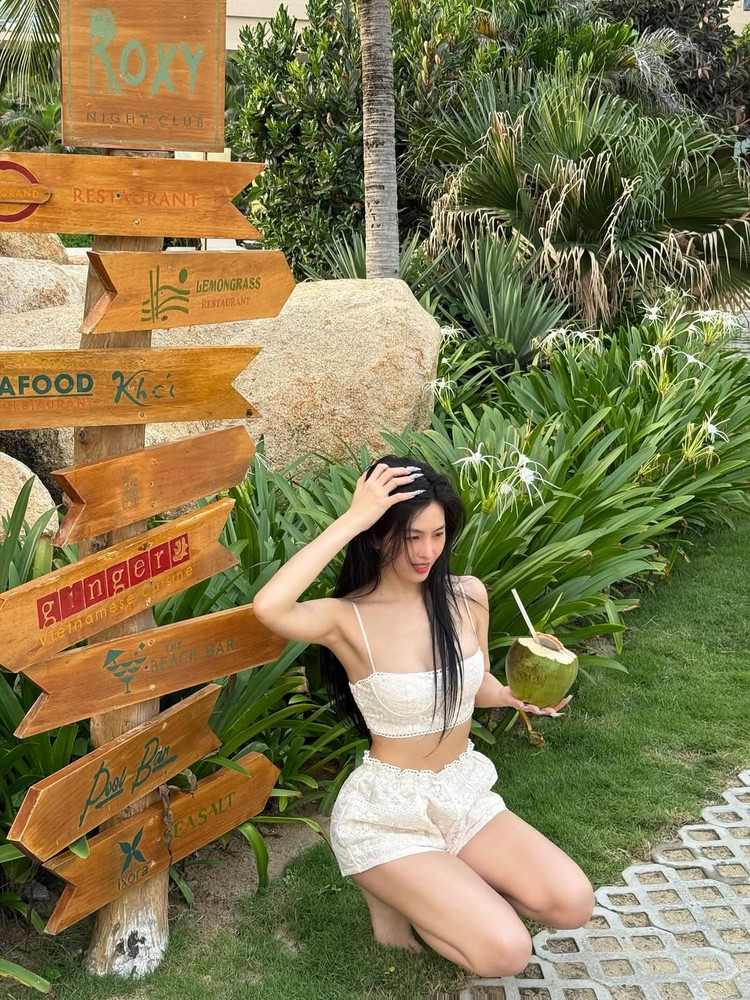 Áo crop top cúp ngực khoe khéo bờ vai thon và vòng eo con kiến săn chắc, kết hợp cùng quần short đồng bộ với phần cạp chun tạo sự thoải mái nhưng vẫn giữ được nét quyến rũ. dancertammypham-4.jpg