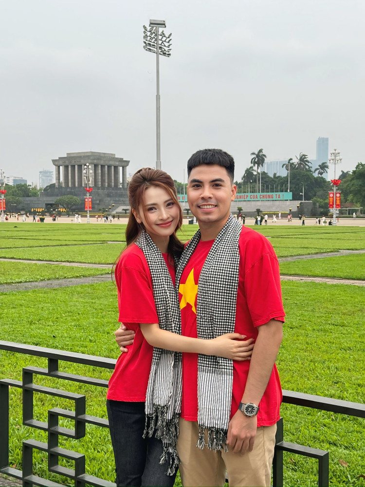 Chuyện tình của Đức Huy và MC Huyền Trang (hay còn được biết đến với nghệ danh Mù Tạt) chính thức công khai vào tháng 3/2025. mutat-6.jpg
