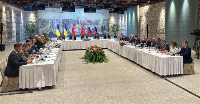 Ngoại trưởng Thổ Nhĩ Kỳ Hakan Fidan (giữa) chủ trì cuộc họp giữa phái đoàn Nga và Ukraine tại Istanbul ngày 16/5/2025. Ảnh: BBC/TTXVN nga-ukraine-16-5.jpg