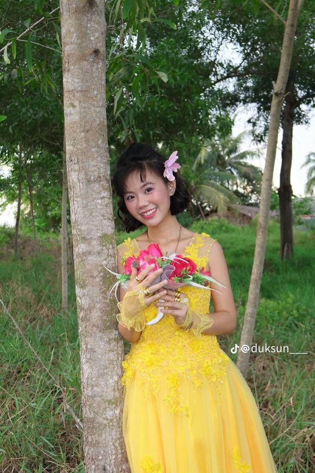 Trong bức ảnh đang được chia sẻ rần rần, Thảo Da Ua diện váy cưới vàng rực rỡ, đứng bên cạnh chú rể mặc áo sơ mi trắng, thắt cà vạt đỏ – combo huyền thoại làm liên tưởng đến phong cách trang điểm trong ảnh cưới xưa. bemeo-7.jpg