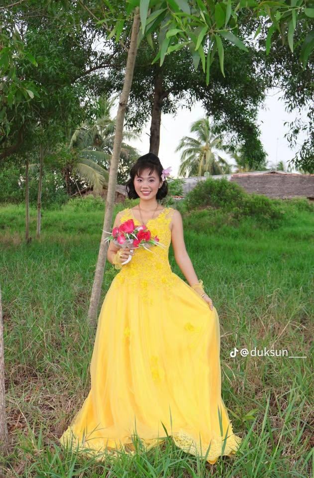 Bộ ảnh không chỉ gây cười mà còn gợi nhớ nhiều kỷ niệm tuổi thơ với style "cưới quê" một thời từng là mơ ước của cả thế hệ. bemeo-3.jpg