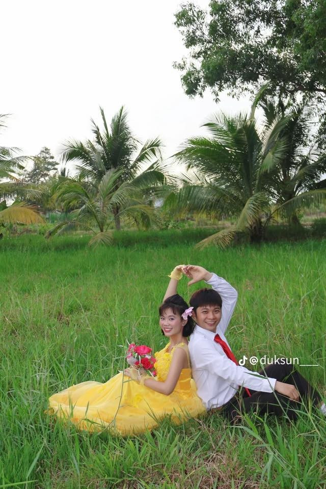 Cách tạo dáng của cả hai như ngồi tựa lưng vào nhau, hôn má khiến bức ảnh thêm phần hoài cổ. bemeo-5.jpg