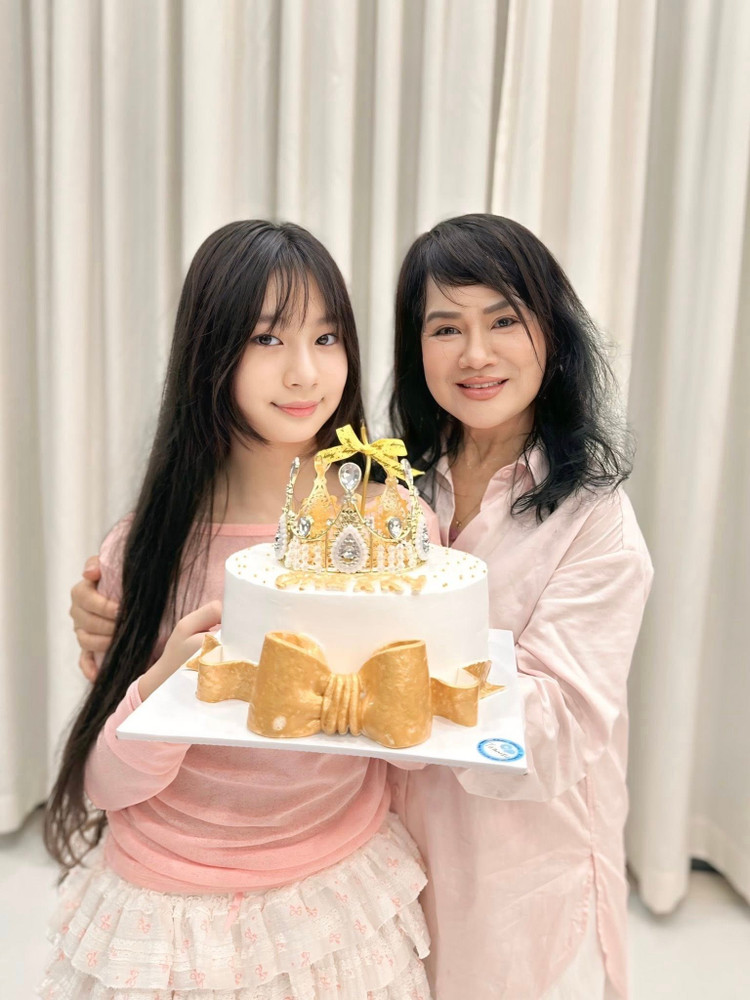 Mẹ ruột của Minh Hà cũng có mặt trong buổi tiệc sinh nhật của cháu ngoại. Dù đã ở độ tuổi U70, bà Nguyễn Như Ý gây "sốt" với hình ảnh trẻ trung, sành điệu. con-gai-ly-hai-be-cherry-8.jpg