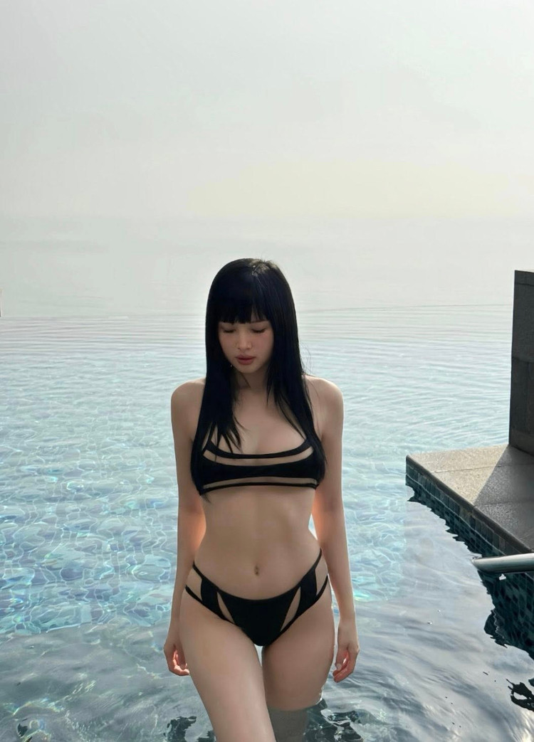 Từng là một trong những hot girl đời đầu đình đám nhất showbiz Việt, Tâm Tít (Phạm Thanh Tâm) dường như chưa từng giảm độ hot. Mới đây, cô khiến mạng xã hội bùng nổ khi đăng tải loạt ảnh diện bikini cực nóng bỏng, táo bạo và đầy cuốn hút đến từng centimet. tamtit-1.jpg