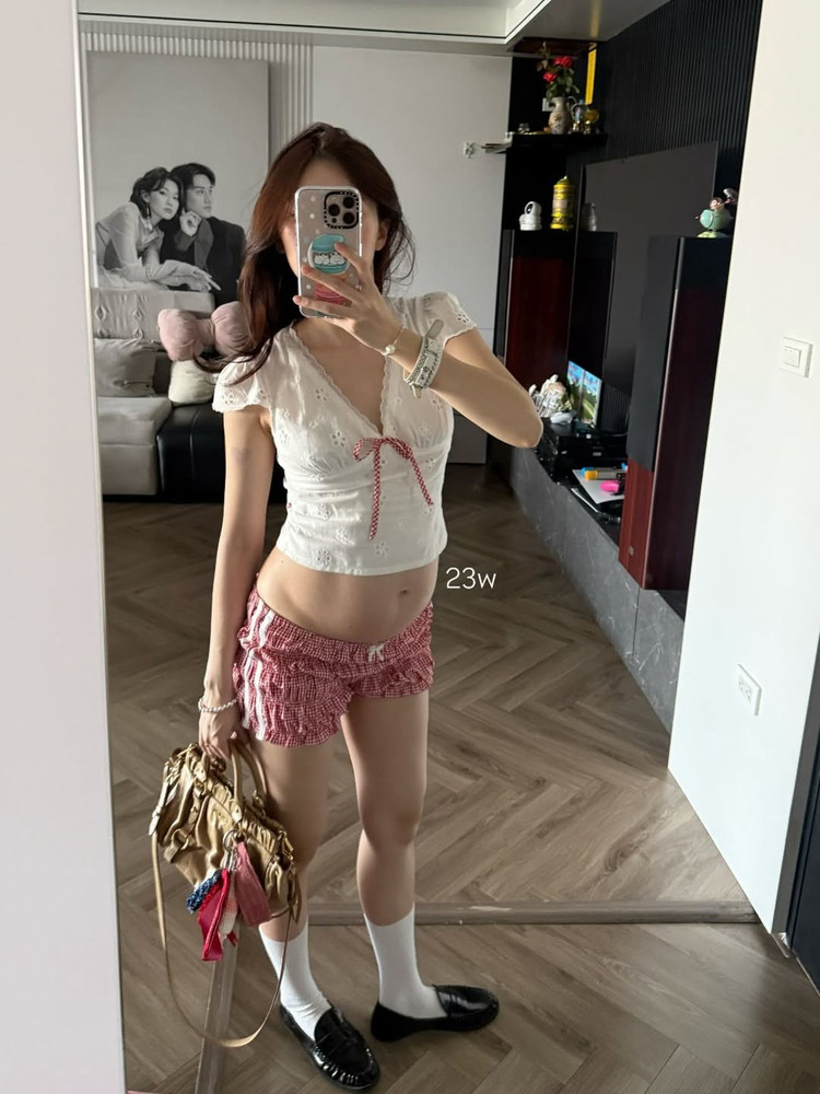 Phong cách thời trang của Ly Phạm trong giai đoạn này cũng nhận được nhiều lời khen ngợi. Cô ưu tiên những trang phục thoải mái nhưng vẫn đảm bảo tính thời trang, giúp cô dễ dàng di chuyển và hoạt động. khanh-ly-5.jpg