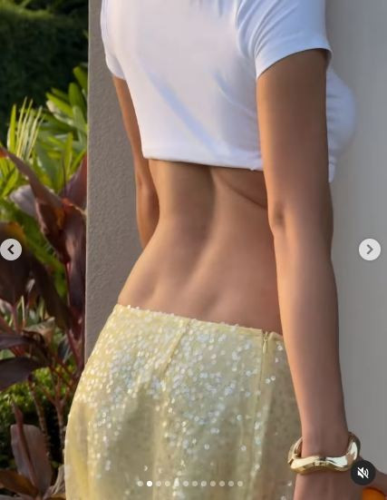 Không phải ai cũng may mắn sở hữu hõm lưng Venus – hai điểm lõm quyến rũ ngay phía trên vòng 3. Huyền không chỉ có, mà còn sở hữu cực kỳ rõ nét. huyen-5.jpg