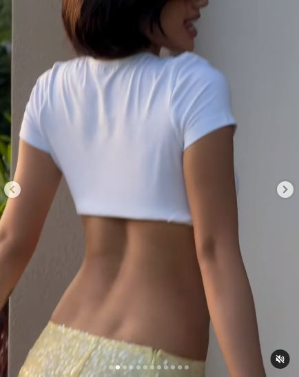 Tuy nhiên, thứ khiến netizen không thể rời mắt chính là hõm lưng Venus – đặc điểm hình thể được ví như “vũ khí bí mật” của những người phụ nữ gợi cảm. huyen-2.jpg