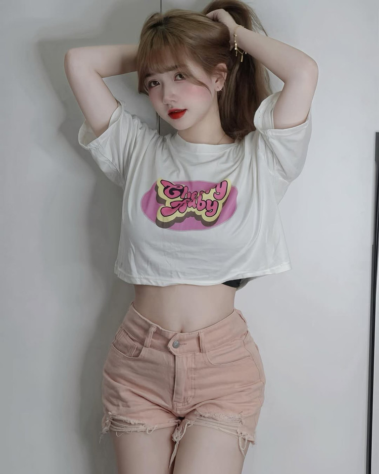 Đặc biệt, biểu cảm vừa ngây thơ vừa quyến rũ của Thùy Trang khiến cư dân mạng phải thốt lên: “Không tin nổi đây là cô gái từng bị body-shaming ngày nào!”. thuy-trang-4.jpg