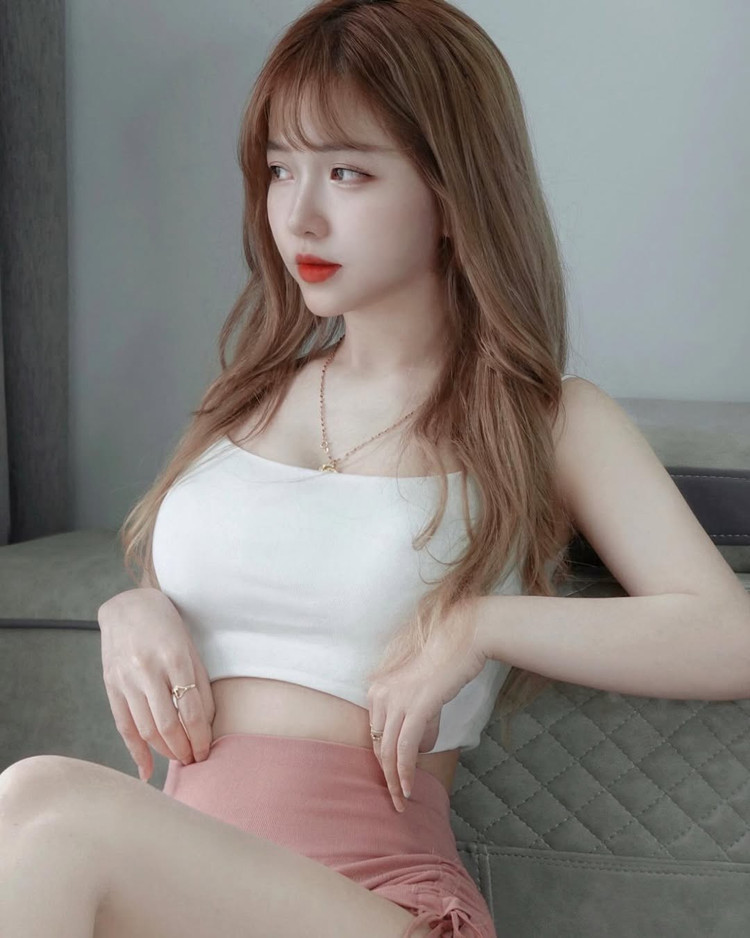 Cũng nhờ vào sự thay đổi đó, Thùy Trang trở nên nổi tiếng và thu hút về lượng người theo dõi lớn. Những hình ảnh đời thường được nàng hot girl đăng tải đều thu hút hàng nghìn lượt yêu thích. thuy-trang-8.jpg