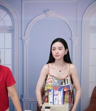 Xuất hiện trong những phiên livestream gần đây, cô nàng cũng khiến nhiều người bất ngờ với gương mặt thon gọn. cth-4-5894.jpg