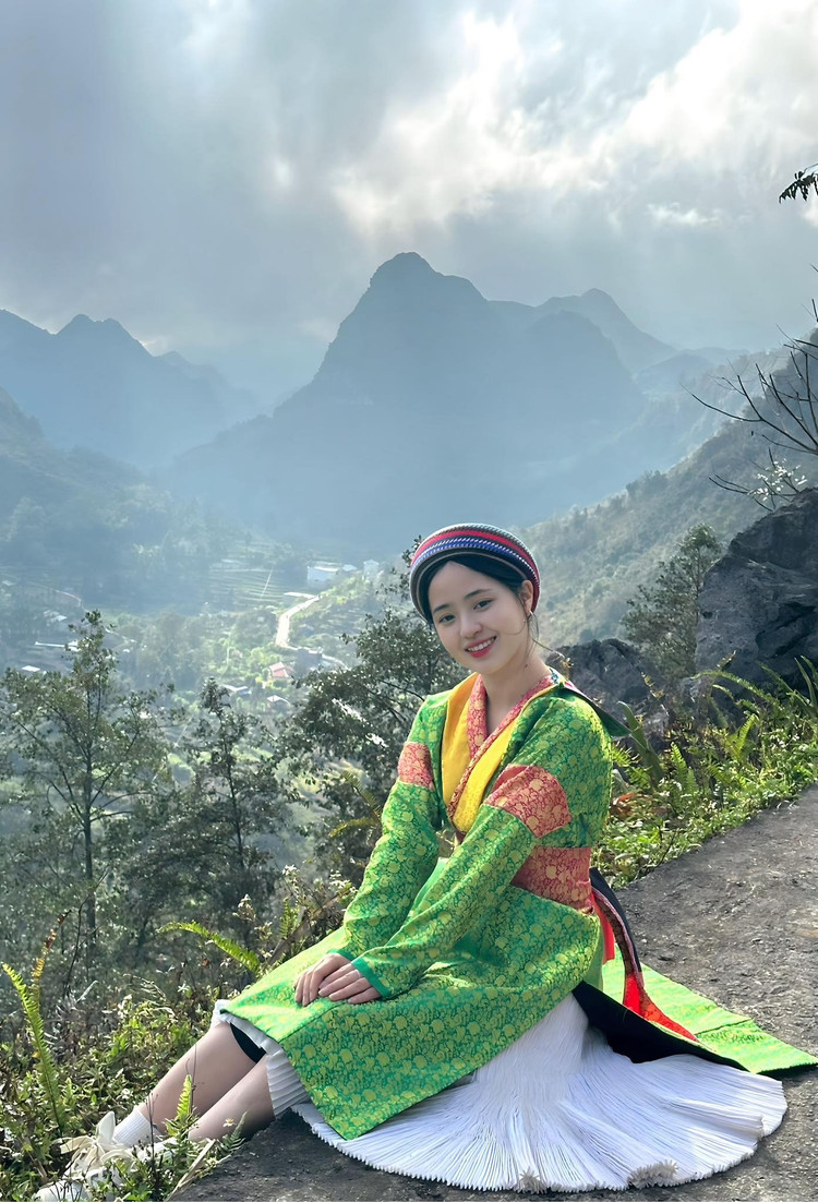 Ngay từ cổng của tòa dinh thự, Vương Thị Sinh đã giới thiệu một cách tỉ mỉ xuất xứ của hàng sa mộc đứng uy nghiêm bảo vệ tòa nhà, những hoa văn kỳ công được vua Mèo thuê chạm khắc và những phiến đá lớn được đưa đến để xây dinh thự… em-be-ban-le-7.jpg