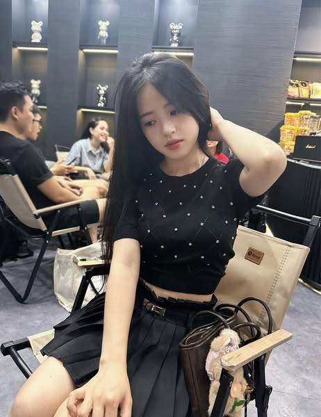 Nhan sắc của Vàng Thị Sinh được nhận xét ngày càng đằm thắm, nữ tính. Hiện, trang cá nhân của cô vẫn hút gần 43.000 lượt theo dõi và nhận tương tác cao cho mỗi bài đăng. em-be-ban-le-10.jpg