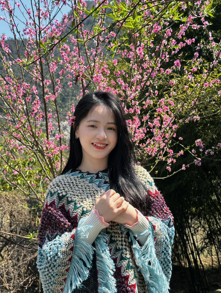 Bên cạnh đó, Vàng Thị Sinh đã có ít nhiều sự thay đổi so với trước đây. "Em gái bán lê" ngày nào có phần điềm tĩnh hơn, trưởng thành hơn. em-be-ban-le-4.jpg