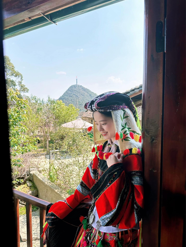 Mới đây, cô nàng còn khiến nhiều người bất ngờ khi xuất hiện với vai trò là một hướng dẫn viên du lịch. Điều đặc biệt hơn nữa khiến nhiều người bất ngờ rằng Vàng Thị Sinh tiết lộ rằng mình là con cháu đời thứ 5 của Vua Mèo Vương Chính Đức. em-be-ban-le-5.jpg