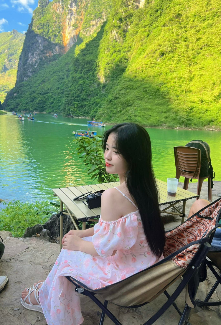 Trên MXH, Vàng Thị Sinh cũng không còn là cô gái rụt rè, nhút nhát ngày nào mà đã tự tin hơn rất nhiều. em-be-ban-le-8.jpg