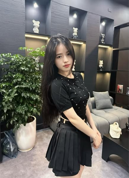 Ngoài những bộ ảnh với trang phục dân tộc, cô bạn có gu thời trang khá đa dạng, lúc điệu đà và nữ tính, khi lại năng động và hiện đại. em-be-ban-le-9.jpg