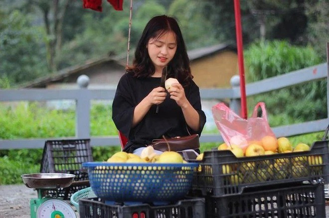 Cuối năm 2018, hình ảnh Vàng Thị Sinh (sinh năm 2003) ngồi bán lê ở gần dinh thự nhà họ Vương - địa điểm du lịch nổi tiếng ở Hà Giang - được một số du khách chụp lại và nhanh chóng lan truyền trên mạng xã hội. em-be-ban-le-1.jpg