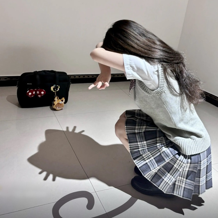 Theo đó, để đu trend, các cô gái ngồi trên nền nhà, nền đường và tận dụng ánh sáng của bóng đèn điện, hay đèn flash trên điện thoại, sau đó cúi gập người, tạo dáng để cái bóng đổ xuống là một chú mèo nhỏ. trend-meo-7.jpg