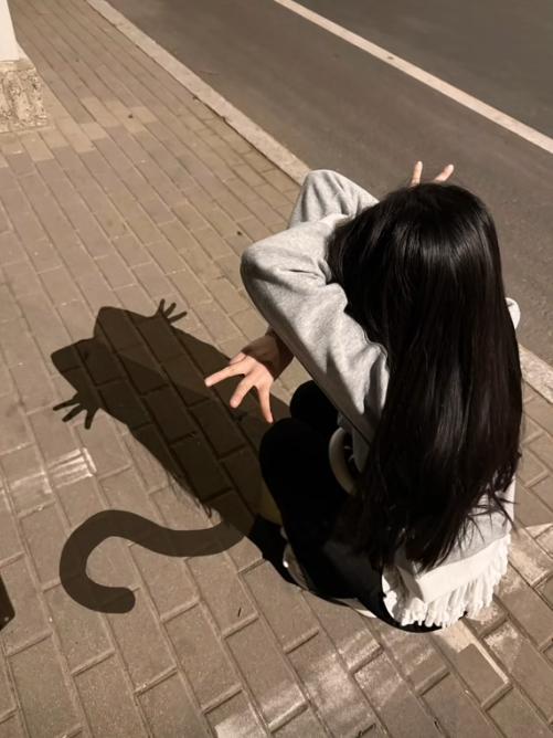 Mới đây trên các nền tảng mạng xã hội tại nhiều nước châu Á như Hàn Quốc, Trung Quốc lẫn Việt Nam, cư dân mạng xôn xao bắt trend chụp hình với bóng phản chiếu là con mèo Hello Kitty. trend-meo-1.png