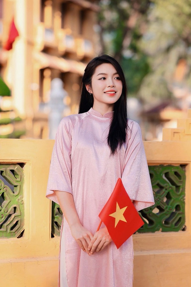 Nụ cười rạng rỡ là điểm cộng giúp cô nàng ghi điểm trong lòng khán giả. kieuvy-3.jpg