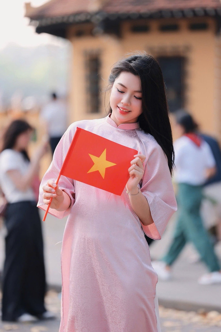 Không chỉ ghi điểm trên sân đấu bằng những pha bóng mạnh mẽ, cô nàng còn "đốn tim" người hâm mộ bằng nét đẹp tươi trẻ, dịu dàng khi xuất hiện ngoài đời thường. kieuvy-9.jpg