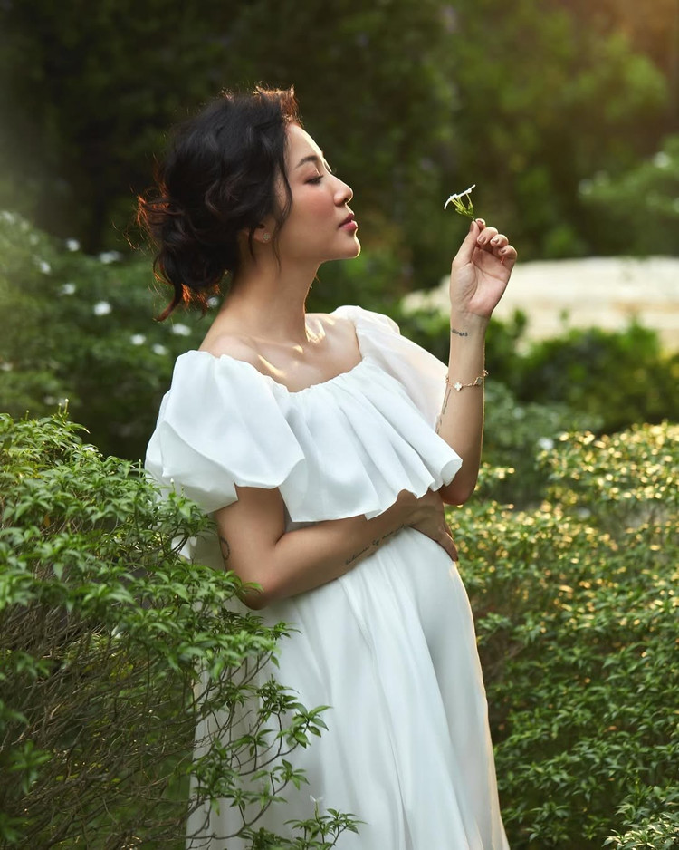 Phong cách thời trang bầu đầy tinh tế cũng là một điểm cộng lớn. Yumi không chọn những trang phục quá cầu kỳ hay gò bó mà ưu tiên thiết kế phóng khoáng, chất liệu mềm mại, vừa tôn lên vóc dáng mẹ bầu, vừa giữ được sự nhẹ nhàng, nữ tính. yumi-bau-5.jpg