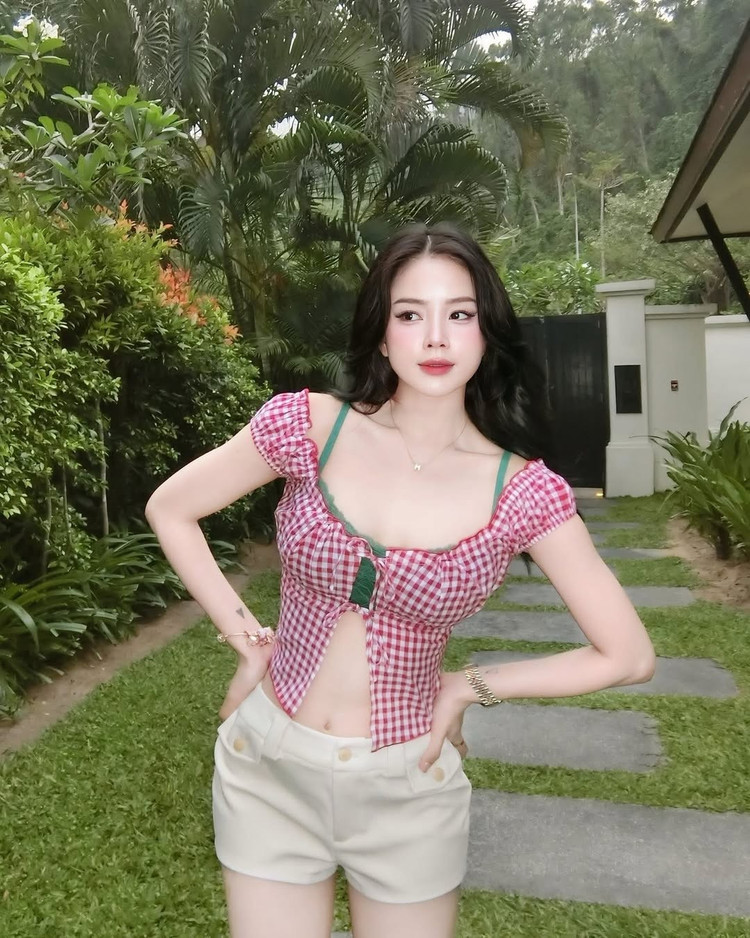 Diện trang phục trẻ trung với áo croptop caro đỏ trắng và quần short kem, cô mang đến hình ảnh vừa năng động, vừa gợi cảm nhưng không kém phần ngọt ngào. dj-mie-hen-fan-2.jpg