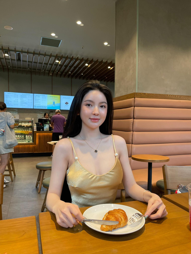 Mới đây, bà xã Quang Hải - Chu Thanh Huyền vừa đăng tải hình ảnh mới khiến netizen chú ý. Vẫn là giao diện xinh đẹp, sang chảnh như mọi khi, thế nhưng nhiều người tinh ý nhận ra trong tấm ảnh này, gương mặt của nàng WAG có vẻ nhỏ hơn, đồng thời hai má có chút phúng phính hơn so với trước. cth-2.jpg