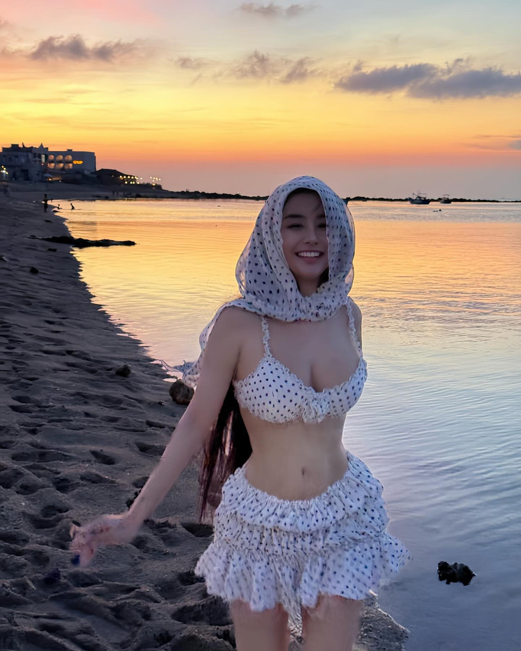 Võ Ngọc Trân - hot girl đình đám Sài Thành đã chứng minh sức hút của mình khi mới đây, cô nàng đã đăng tải bộ ảnh chào hè lên trang cá nhân, thu hút về rất nhiều sự chú ý của netizen. ngoc-tran-1.jpg