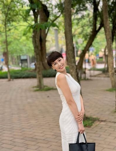 Ngay dưới bài đăng, cư dân mạng không tiếc lời khen ngợi, thậm chí còn gọi bà là "mẹ vợ hot nhất làng bóng đá Việt". 7.jpg
