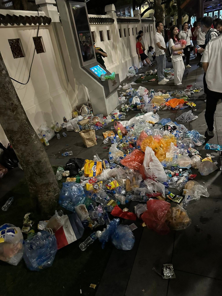 Các loại áo mưa, chai nhựa, túi ni lông, bìa cứng... bị bỏ lại nhiều hai bên đường. 536815656-1216164563866161-802815098249268608-n.jpg