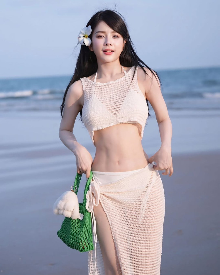 Gia nhập đường đua chào hè, DJ Mie không ít lần "đốt mắt" người xem với những outfit nóng bỏng khi đi biển. Những chiếc váy với thiết kế dạng lưới được nữ DJ nổi tiếng đặc biệt yêu thích. mie-2.jpg