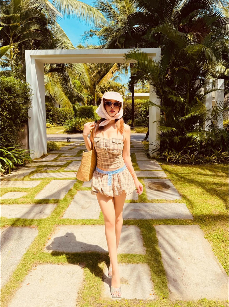 Trên trang cá nhân, cô nàng thường xuyên chia sẻ về những chuyến nghỉ dưỡng bên cạnh gia đình hay bạn bè. huyen-8.jpg