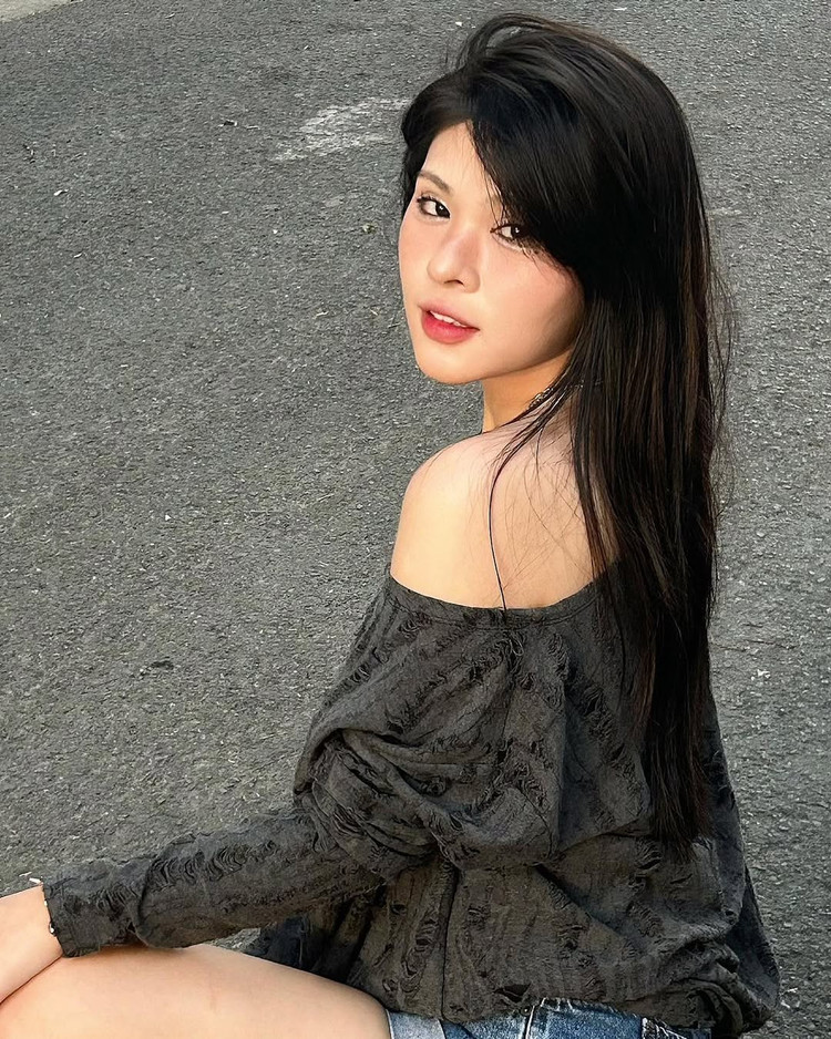 Sau loạt lùm xùm "vạ miệng" từ hồi tháng 9 năm ngoái, phải ở ẩn một thời gian, Kim Ngân mới đây đã chính thức quay lại với Liên Quân. kim-ngan-9.jpg