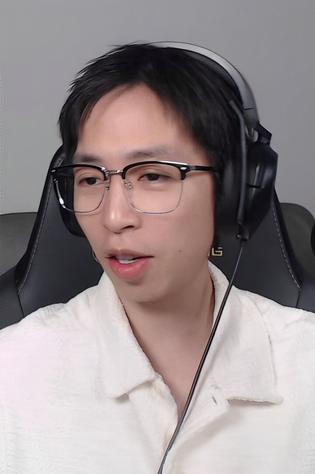 Tối 28/3/2025, streamer ViruSs tổ chức livestream giải đáp ồn ào tình cảm, thu hút tới 4,8 triệu lượt xem. 1.jpg