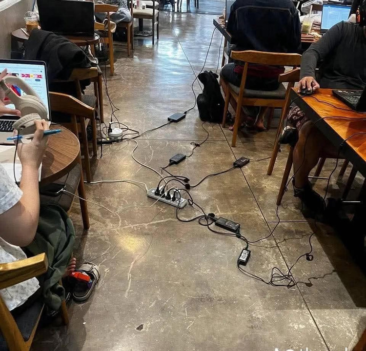 Nhiều người chọn quán cafe là không gian làm việc. 502484166-24035056969451125-2722015003902939366-n.jpg