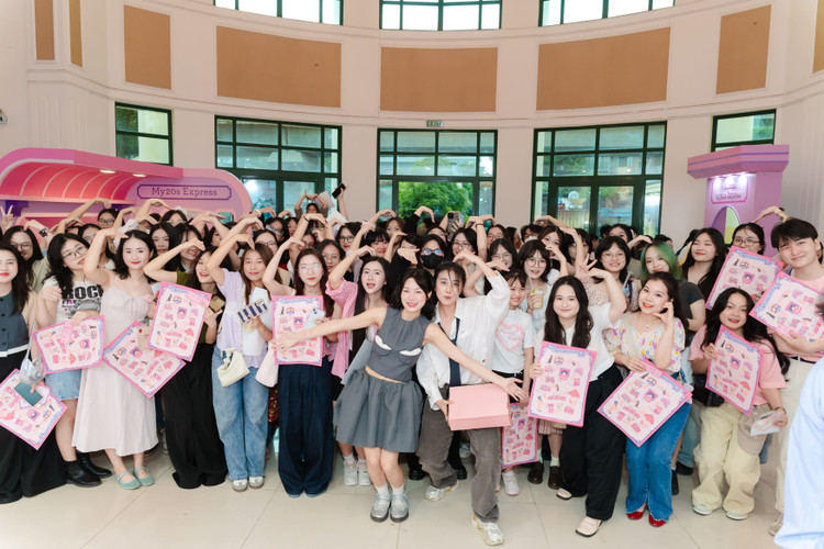 Thạch Trang chụp ảnh cùng người hâm mộ. trg00989.jpg