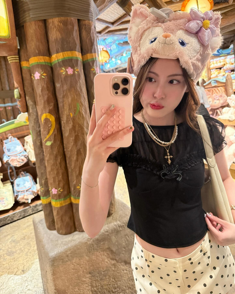 Tăng Mỹ Hàn thường ưu ái những item tôn dáng như áo crop-top, chân váy ngắn, quần ống suông cạp cao hay các thiết kế bodycon nhẹ nhàng. tmh7.jpg